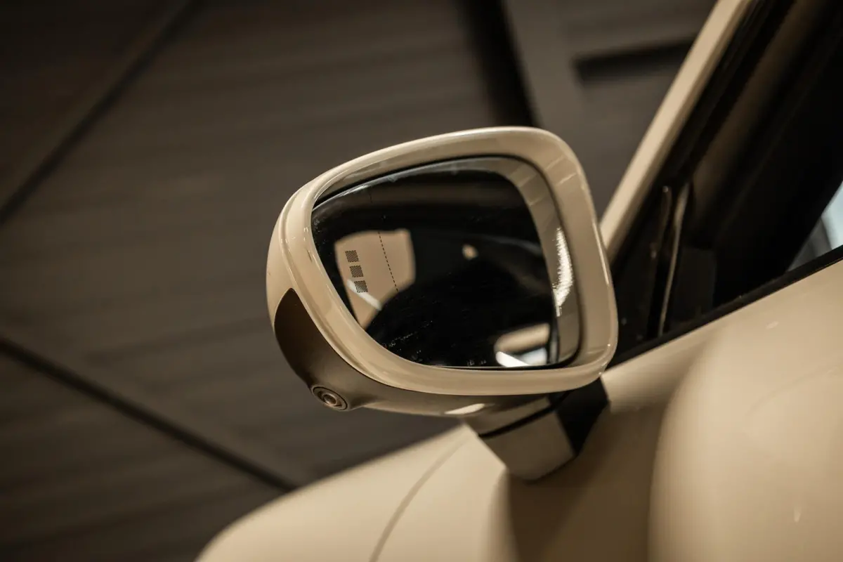 Performance 93 kWh Passenger Display | Pano | Chrono | 360 Camera