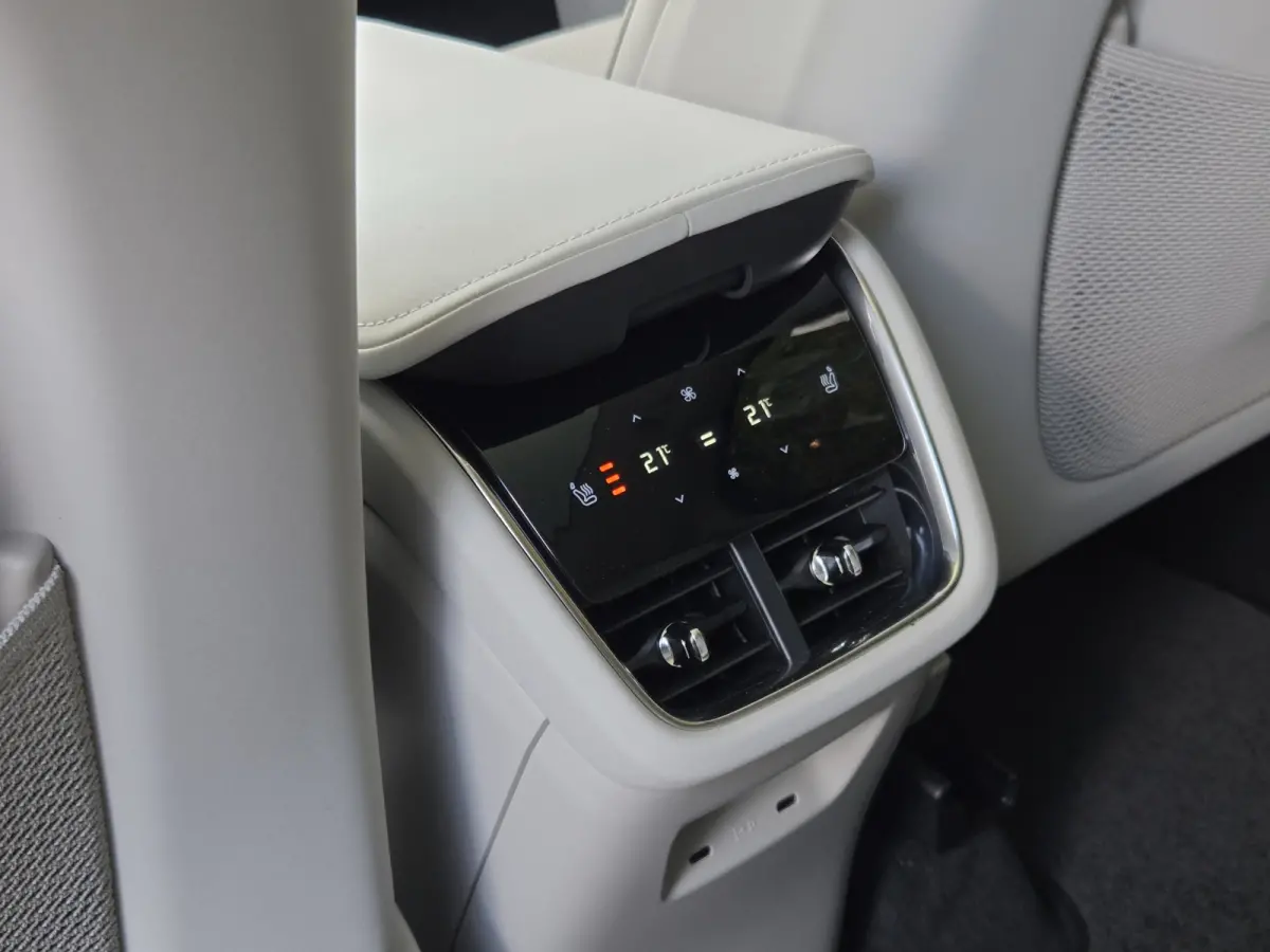 Twin Motor Performance Ultra 7p. 106 kWh | Bowers&Wilkins | Massage | Soft-close | 22" Velgen