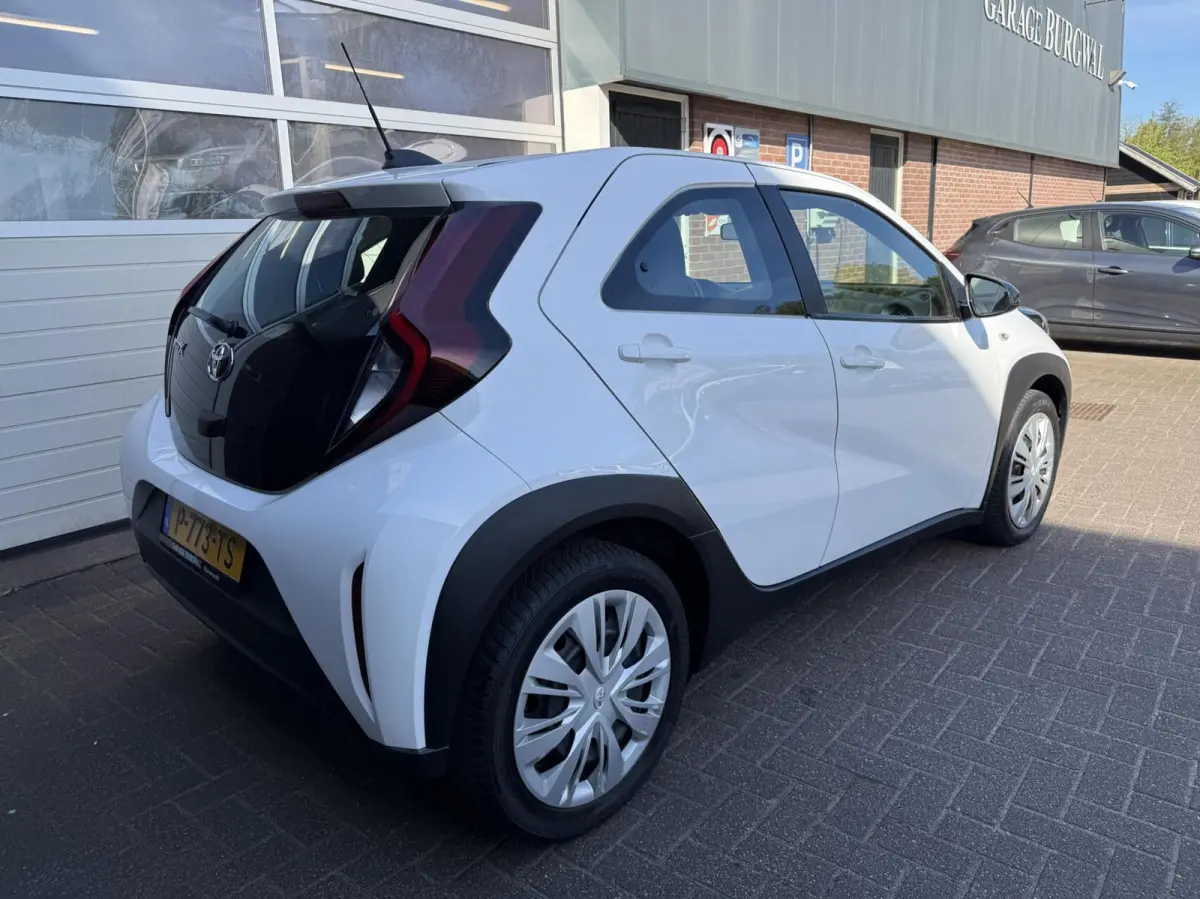 1.0 VVT-i MT Play CARPLAY/CAMERA *ALL-IN PRIJS*