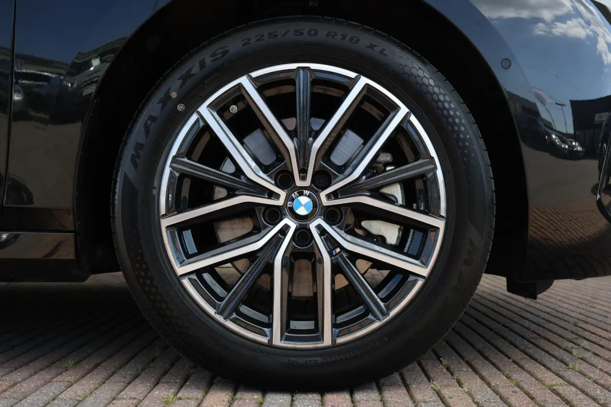 230e xDrive | SoH 100% | M-Sport pakket | Elektr. Stoelen | Harman Kardon | Verwarmde Voorstoelen |