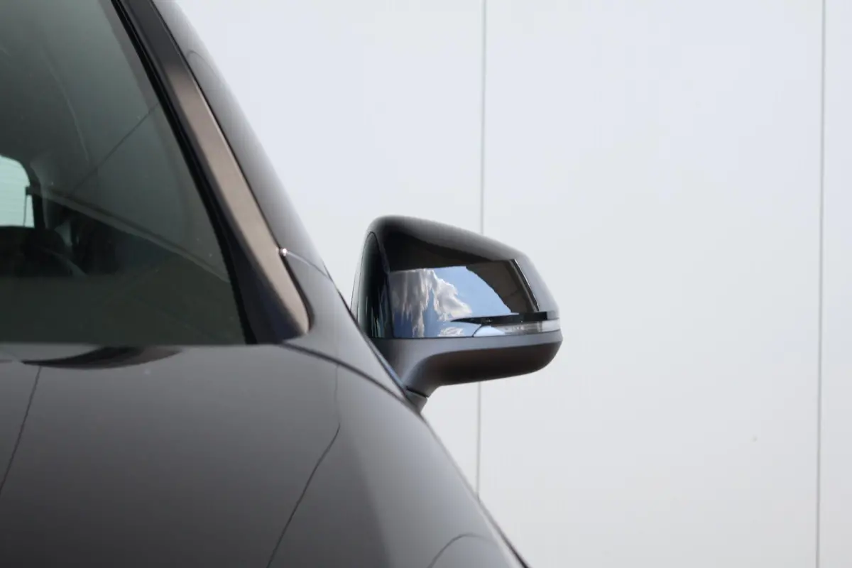 230e xDrive | SoH 100% | M-Sport pakket | Elektr. Stoelen | Harman Kardon | Verwarmde Voorstoelen |