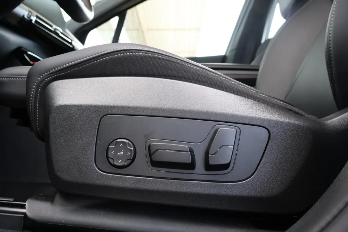230e xDrive | SoH 100% | M-Sport pakket | Elektr. Stoelen | Harman Kardon | Verwarmde Voorstoelen |