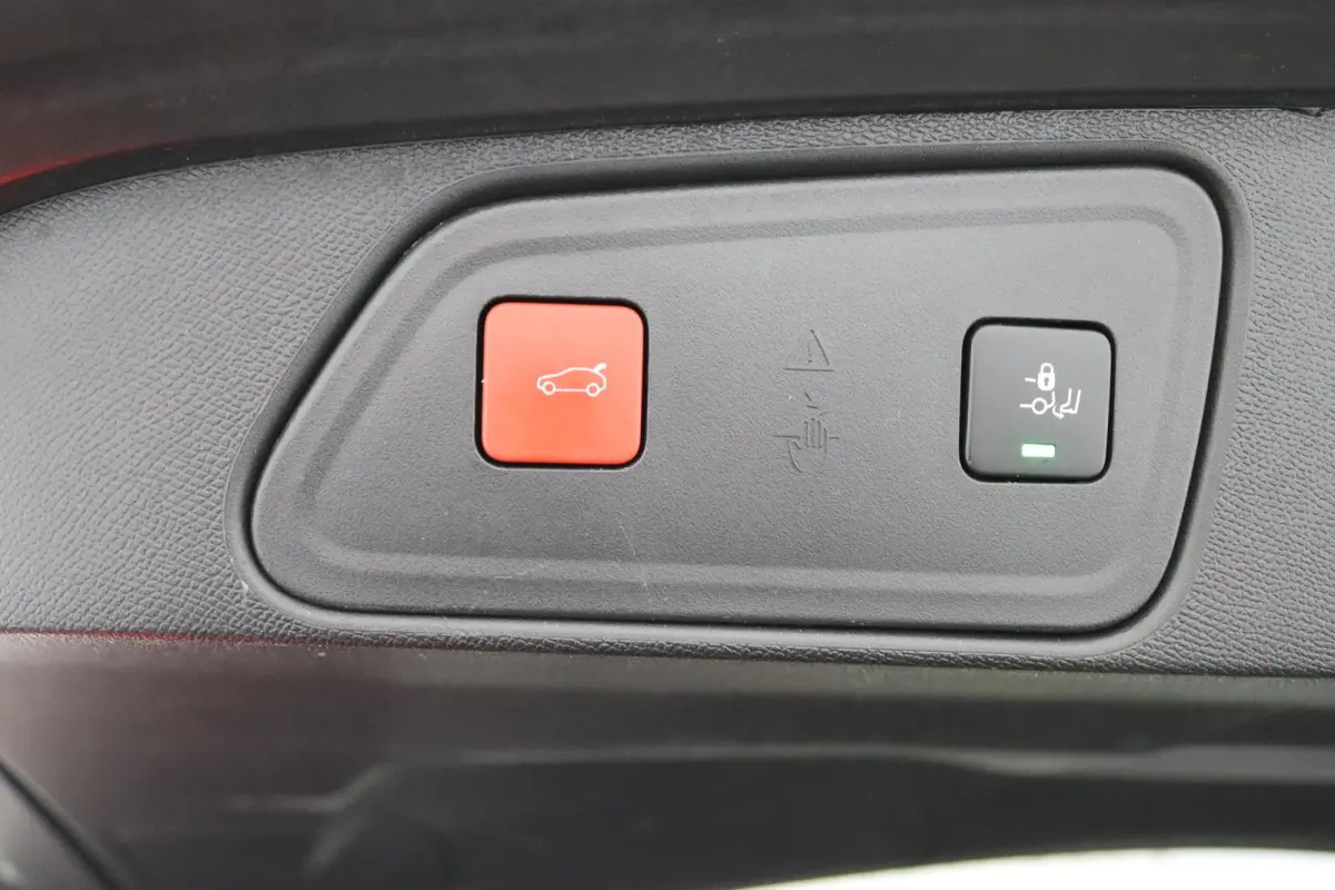 1.2 Allure*ECC*CRUISE*NAVI*CAM*CARPLAY*RIEM.VV