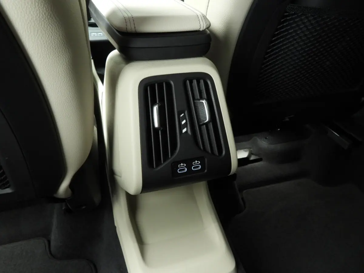 220i | M-Sportpakket | LED | Leder | HUD | Elektr. zetels | Sportstoelen | Stoelverwarming | DAB | Alu 17 inch