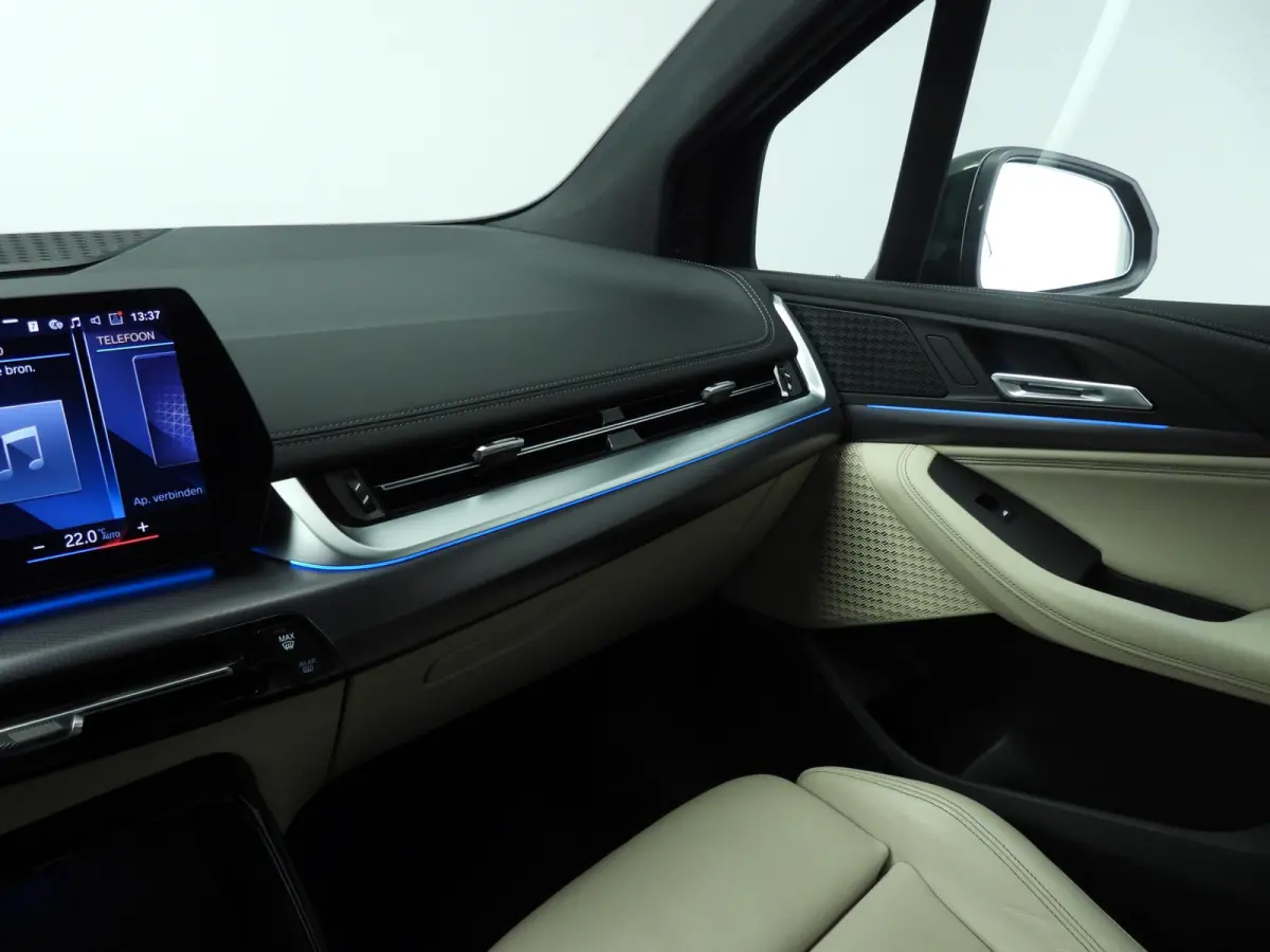 220i | M-Sportpakket | LED | Leder | HUD | Elektr. zetels | Sportstoelen | Stoelverwarming | DAB | Alu 17 inch