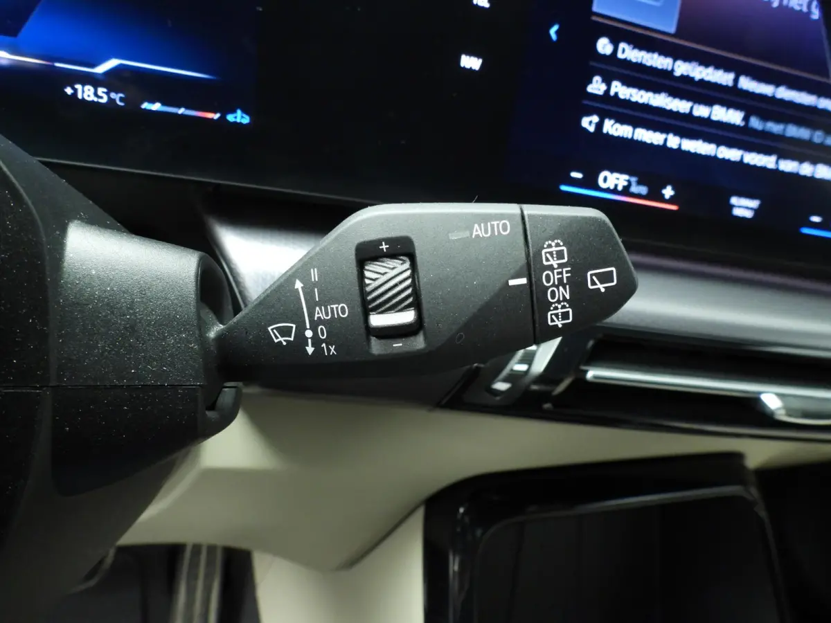 220i | M-Sportpakket | LED | Leder | HUD | Elektr. zetels | Sportstoelen | Stoelverwarming | DAB | Alu 17 inch