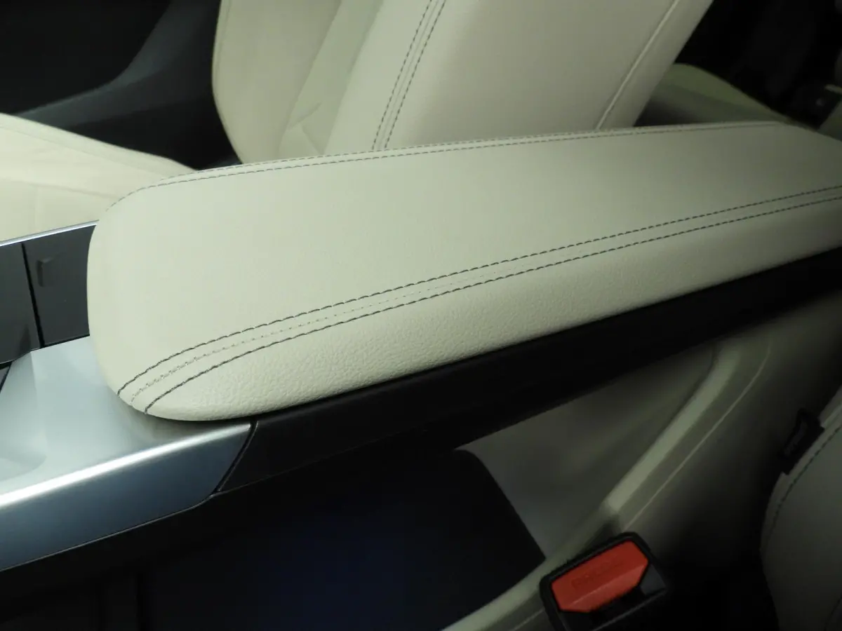 220i | M-Sportpakket | LED | Leder | HUD | Elektr. zetels | Sportstoelen | Stoelverwarming | DAB | Alu 17 inch