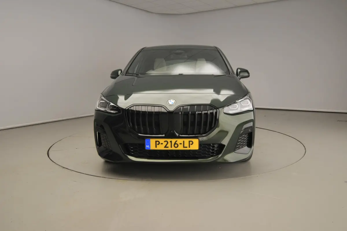 220i | M-Sportpakket | LED | Leder | HUD | Elektr. zetels | Sportstoelen | Stoelverwarming | DAB | Alu 17 inch