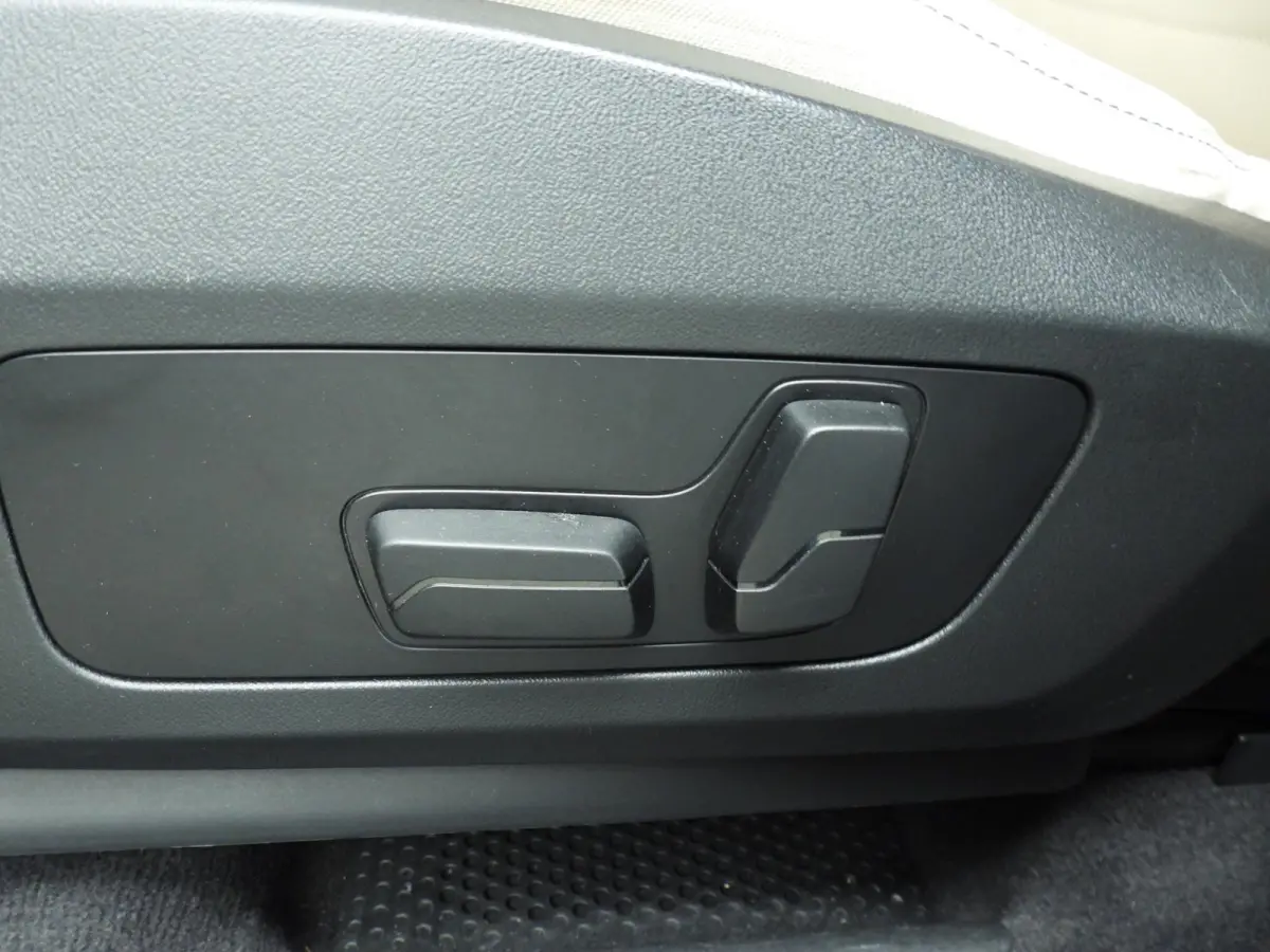 220i | M-Sportpakket | LED | Leder | HUD | Elektr. zetels | Sportstoelen | Stoelverwarming | DAB | Alu 17 inch