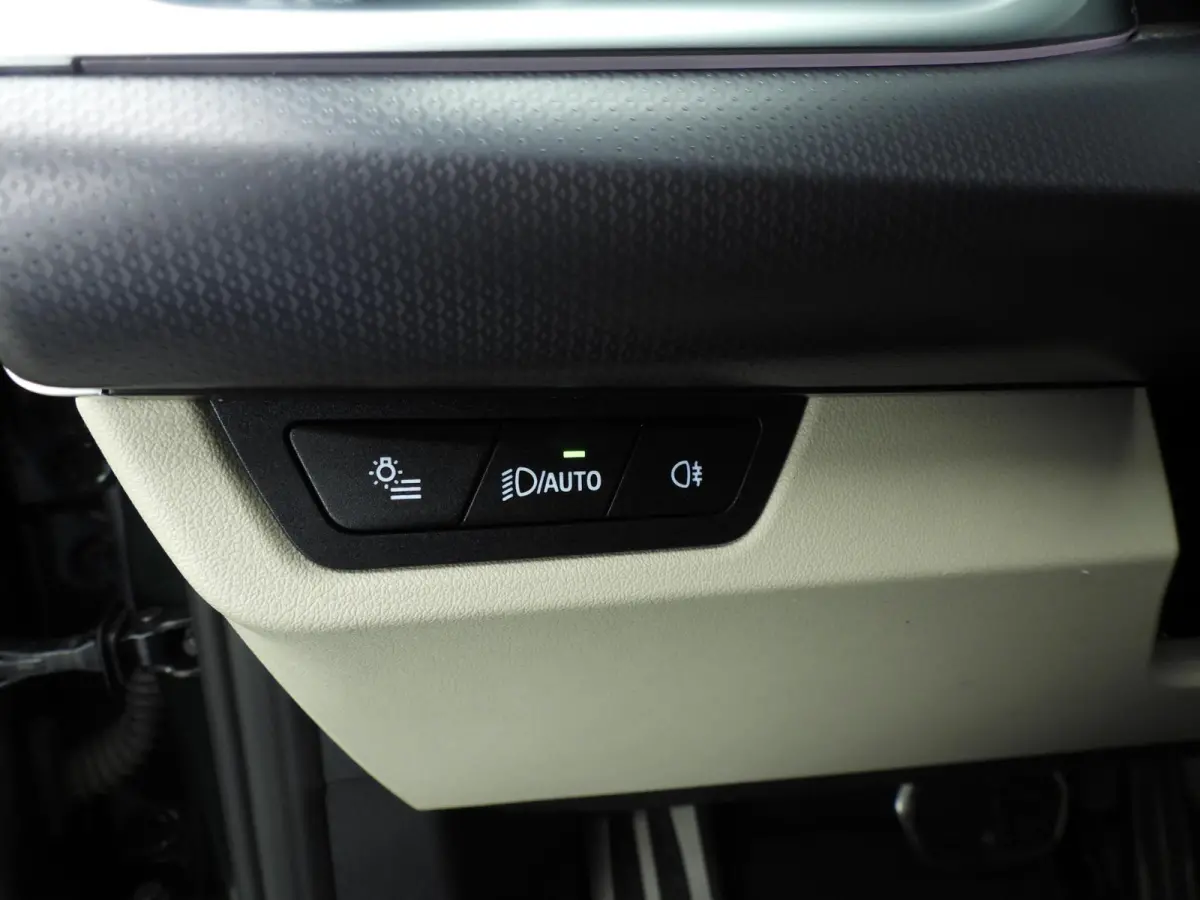 220i | M-Sportpakket | LED | Leder | HUD | Elektr. zetels | Sportstoelen | Stoelverwarming | DAB | Alu 17 inch