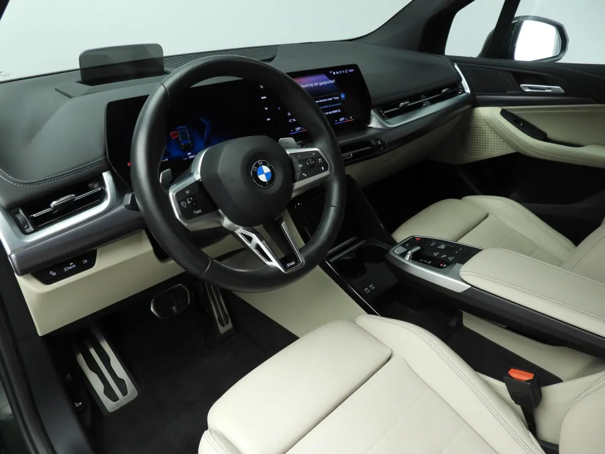 220i | M-Sportpakket | LED | Leder | HUD | Elektr. zetels | Sportstoelen | Stoelverwarming | DAB | Alu 17 inch