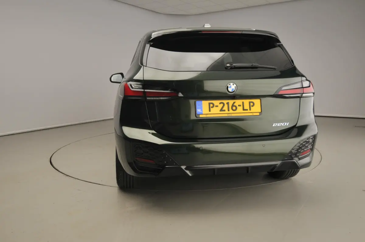 220i | M-Sportpakket | LED | Leder | HUD | Elektr. zetels | Sportstoelen | Stoelverwarming | DAB | Alu 17 inch