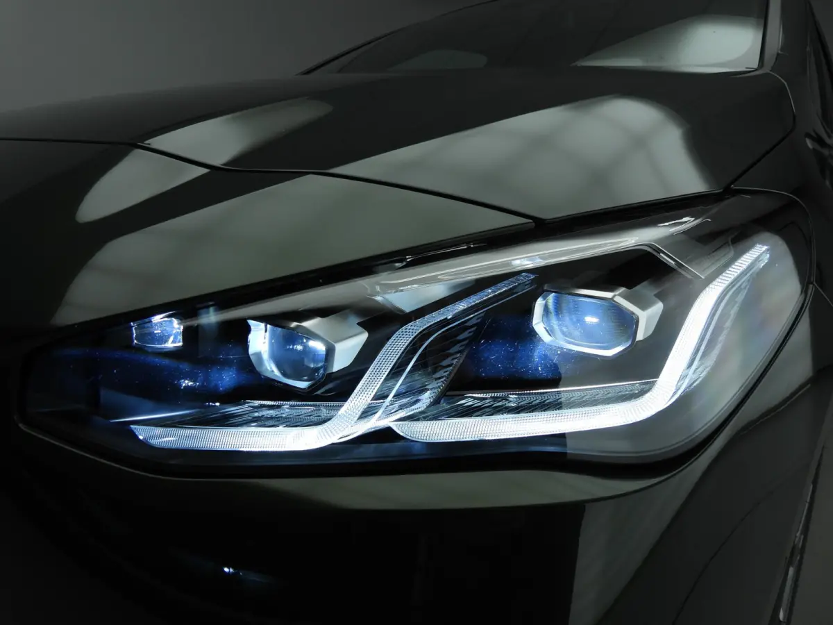 220i | M-Sportpakket | LED | Leder | HUD | Elektr. zetels | Sportstoelen | Stoelverwarming | DAB | Alu 17 inch