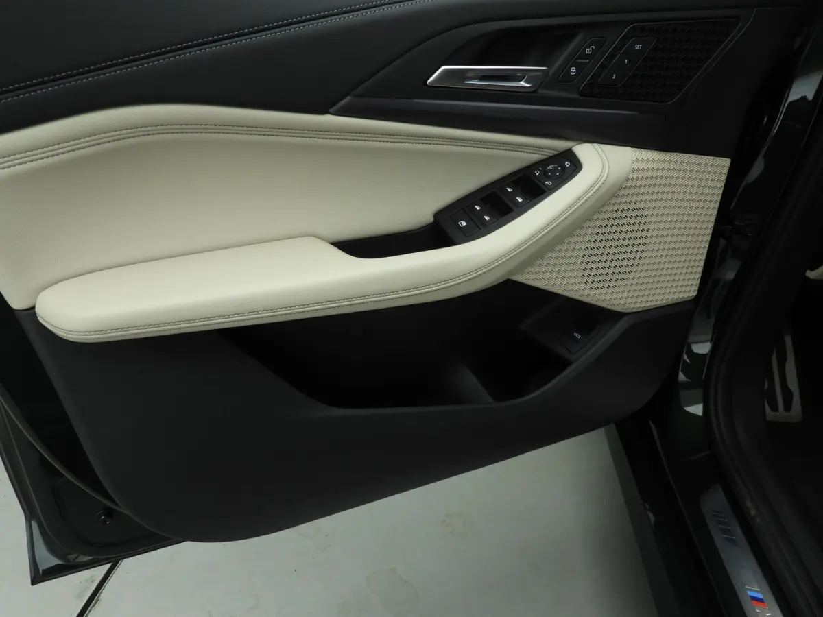 220i | M-Sportpakket | LED | Leder | HUD | Elektr. zetels | Sportstoelen | Stoelverwarming | DAB | Alu 17 inch
