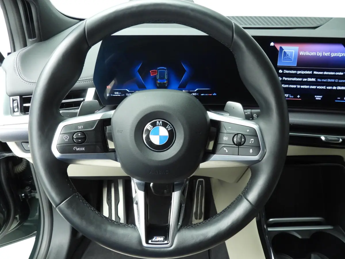 220i | M-Sportpakket | LED | Leder | HUD | Elektr. zetels | Sportstoelen | Stoelverwarming | DAB | Alu 17 inch