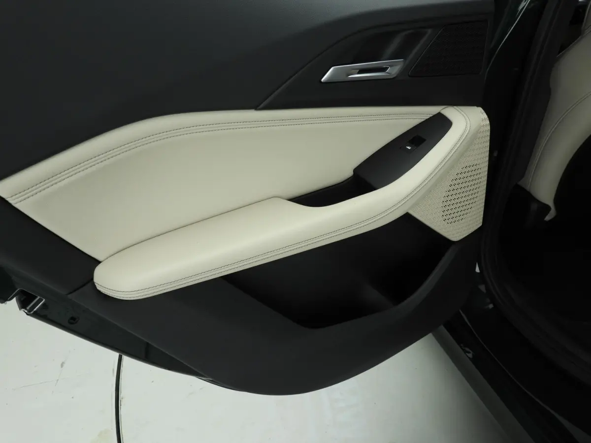 220i | M-Sportpakket | LED | Leder | HUD | Elektr. zetels | Sportstoelen | Stoelverwarming | DAB | Alu 17 inch