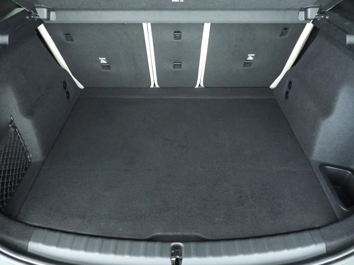 220i | M-Sportpakket | LED | Leder | HUD | Elektr. zetels | Sportstoelen | Stoelverwarming | DAB | Alu 17 inch