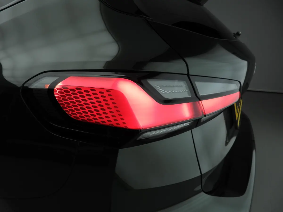 220i | M-Sportpakket | LED | Leder | HUD | Elektr. zetels | Sportstoelen | Stoelverwarming | DAB | Alu 17 inch