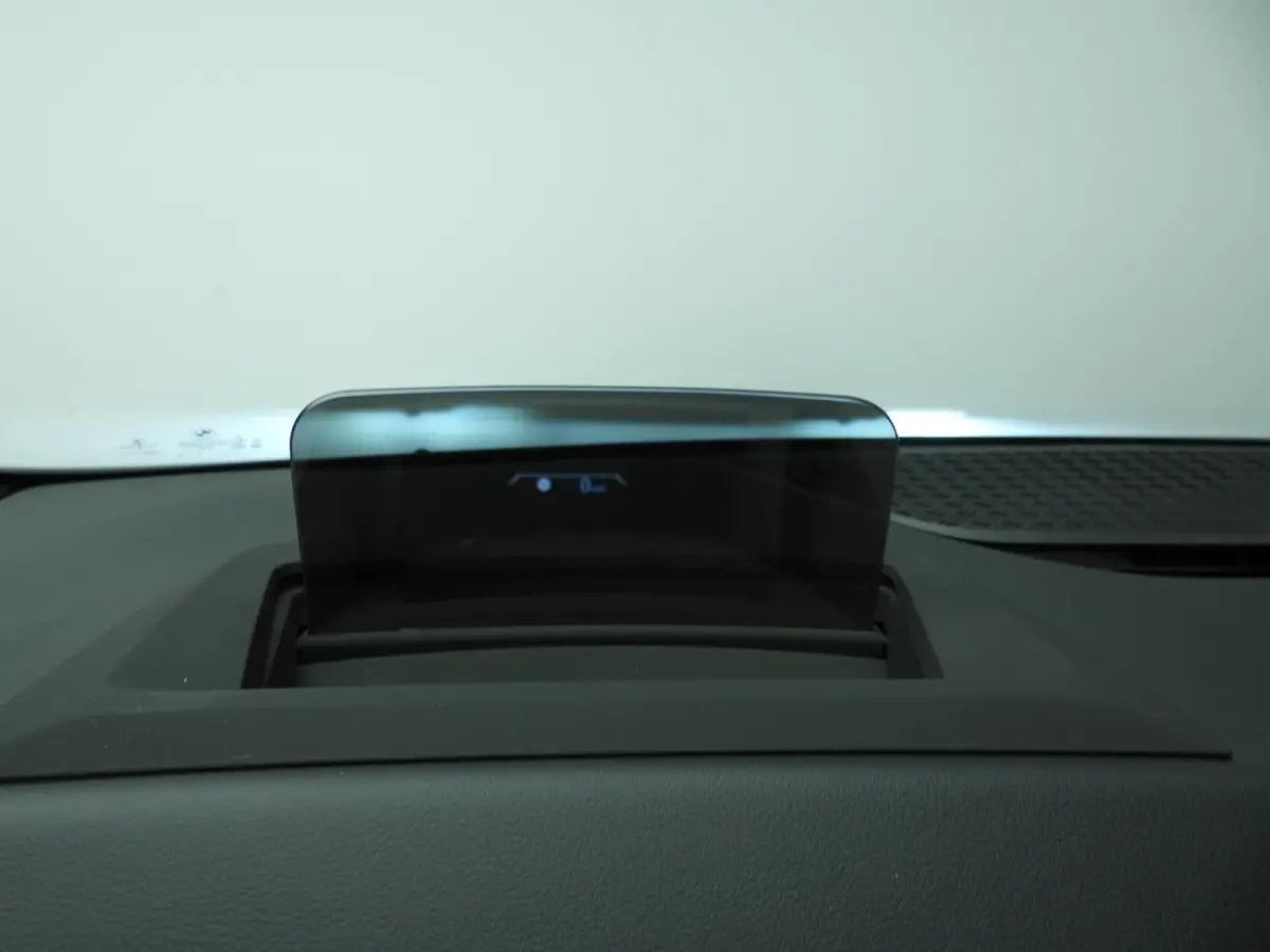220i | M-Sportpakket | LED | Leder | HUD | Elektr. zetels | Sportstoelen | Stoelverwarming | DAB | Alu 17 inch