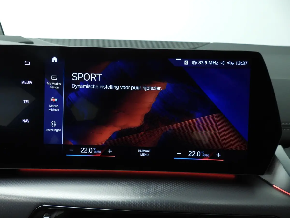 220i | M-Sportpakket | LED | Leder | HUD | Elektr. zetels | Sportstoelen | Stoelverwarming | DAB | Alu 17 inch