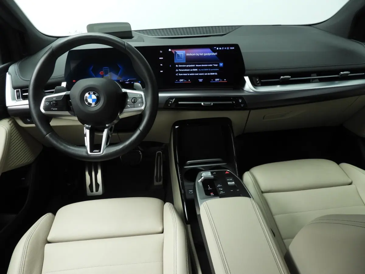 220i | M-Sportpakket | LED | Leder | HUD | Elektr. zetels | Sportstoelen | Stoelverwarming | DAB | Alu 17 inch