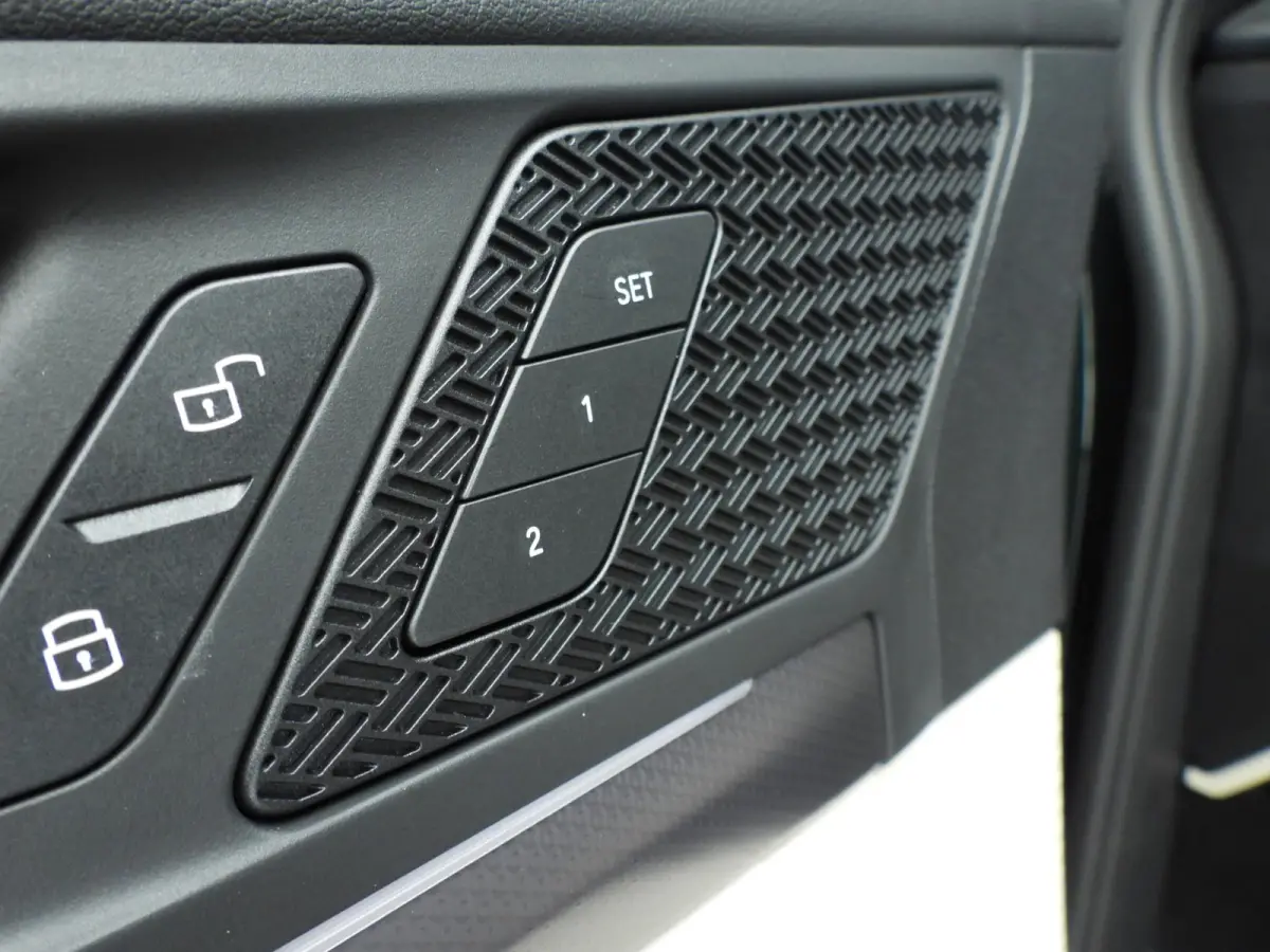 220i | M-Sportpakket | LED | Leder | HUD | Elektr. zetels | Sportstoelen | Stoelverwarming | DAB | Alu 17 inch