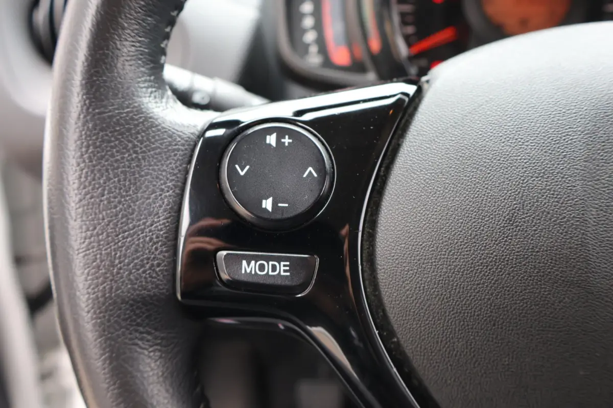 1.0 VTi Feel 1e Eigenaar | NL-Auto | Volledig Onderh | BTW | Airco | Bluetooth | cruise | DAB | Hill-Hold | LED | Stuur Bekrachtiging | PDC | Mistlampen