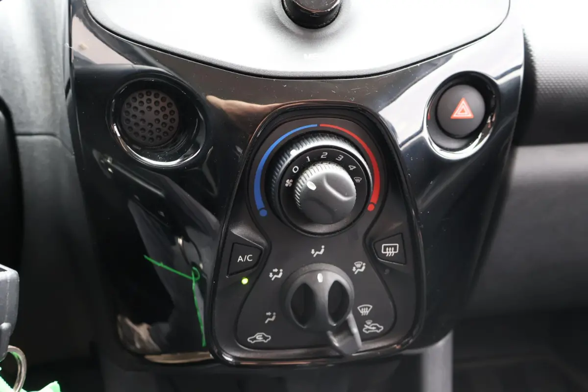 1.0 VTi Feel 1e Eigenaar | NL-Auto | Volledig Onderh | BTW | Airco | Bluetooth | cruise | DAB | Hill-Hold | LED | Stuur Bekrachtiging | PDC | Mistlampen