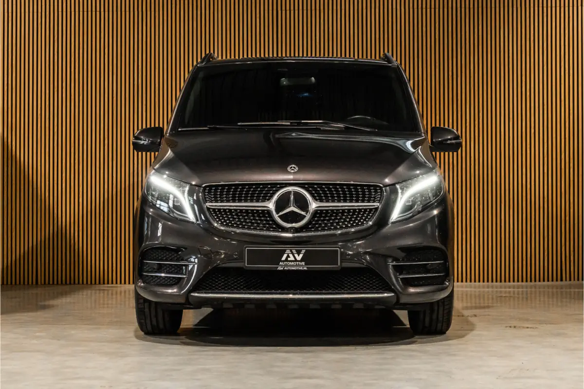 300d DC | AMG | 4-Matic | 360 Camera | Stoelventilatie | CarPlay | Navigatie | Lederen bekleding | Elek schuifdeuren | LED koplampen | Elek achterklep | DAB | V300 | V300d | Nieuwe APK | Dea