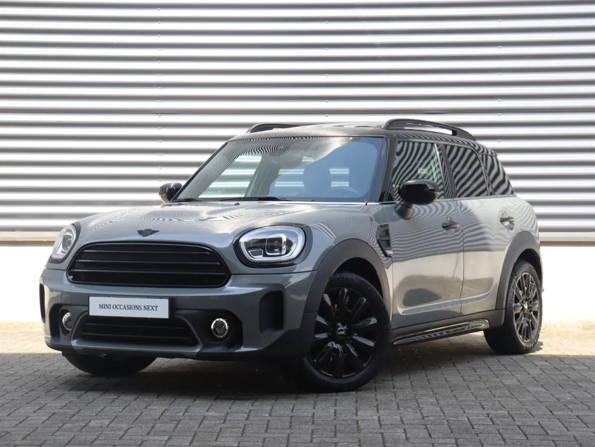 Cooper | Classic + Panodak + Sportstoelen + Apple Carplay + Camera + Verwarmbare Voorstoelen + Comfort Access + Elektr. Achterklep + 18" LM Pin Spoke zwart