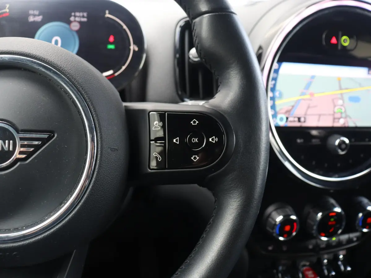 Cooper | Classic + Panodak + Sportstoelen + Apple Carplay + Camera + Verwarmbare Voorstoelen + Comfort Access + Elektr. Achterklep + 18" LM Pin Spoke zwart
