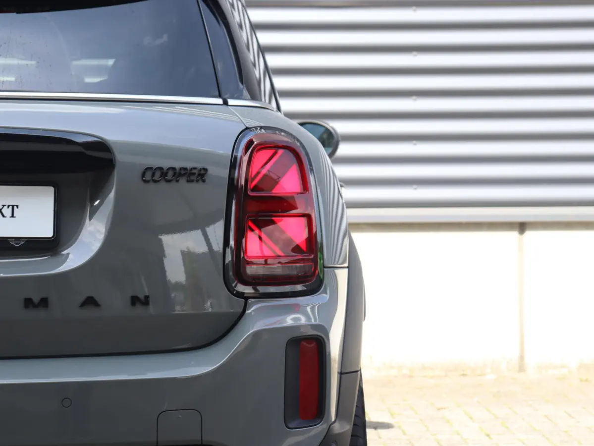 Cooper | Classic + Panodak + Sportstoelen + Apple Carplay + Camera + Verwarmbare Voorstoelen + Comfort Access + Elektr. Achterklep + 18" LM Pin Spoke zwart