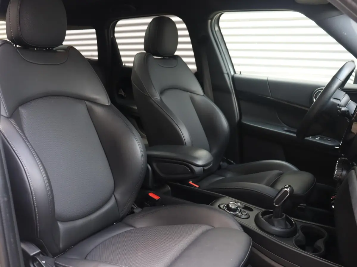 Cooper | Classic + Panodak + Sportstoelen + Apple Carplay + Camera + Verwarmbare Voorstoelen + Comfort Access + Elektr. Achterklep + 18" LM Pin Spoke zwart