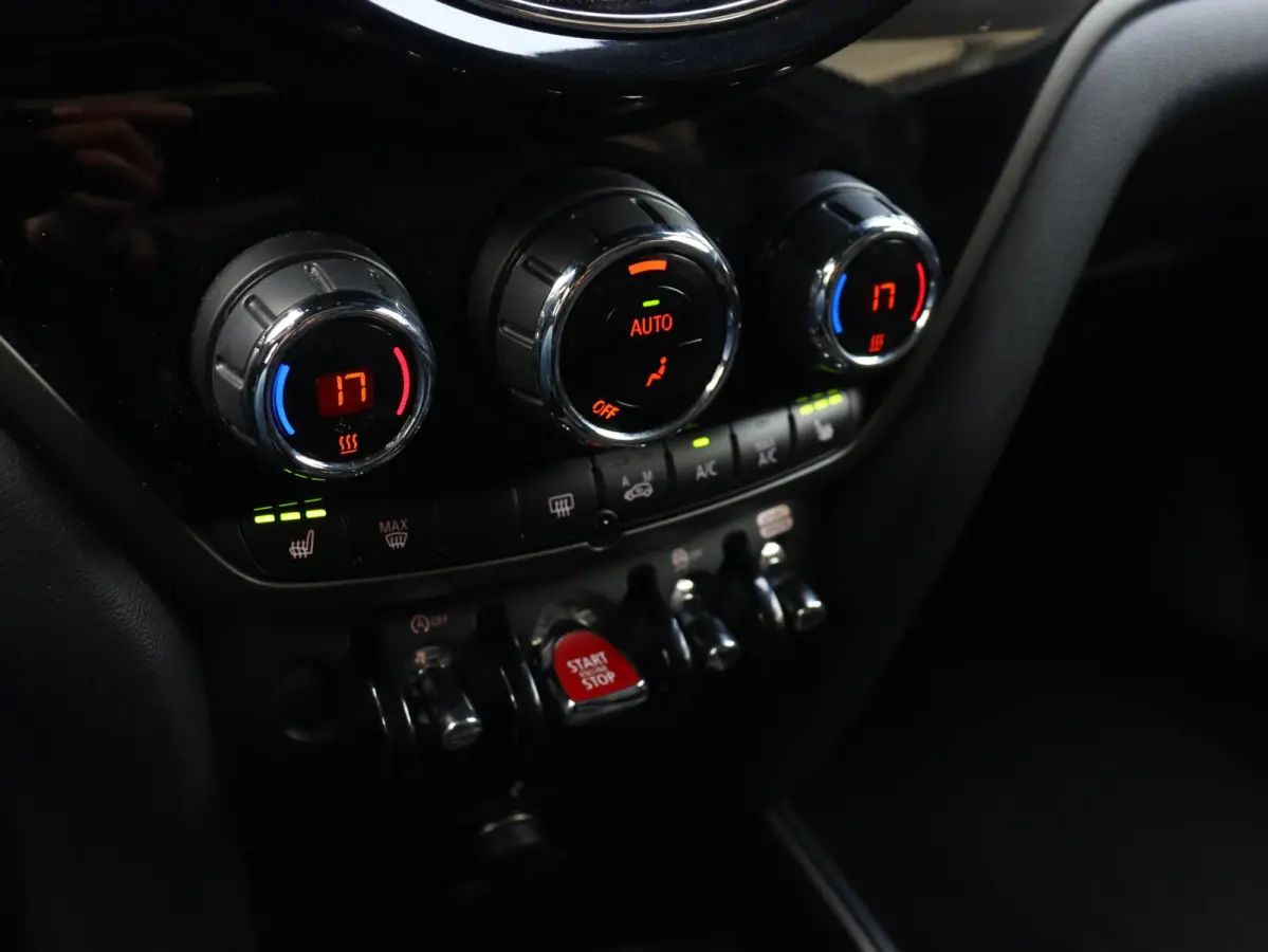 Cooper | Classic + Panodak + Sportstoelen + Apple Carplay + Camera + Verwarmbare Voorstoelen + Comfort Access + Elektr. Achterklep + 18" LM Pin Spoke zwart