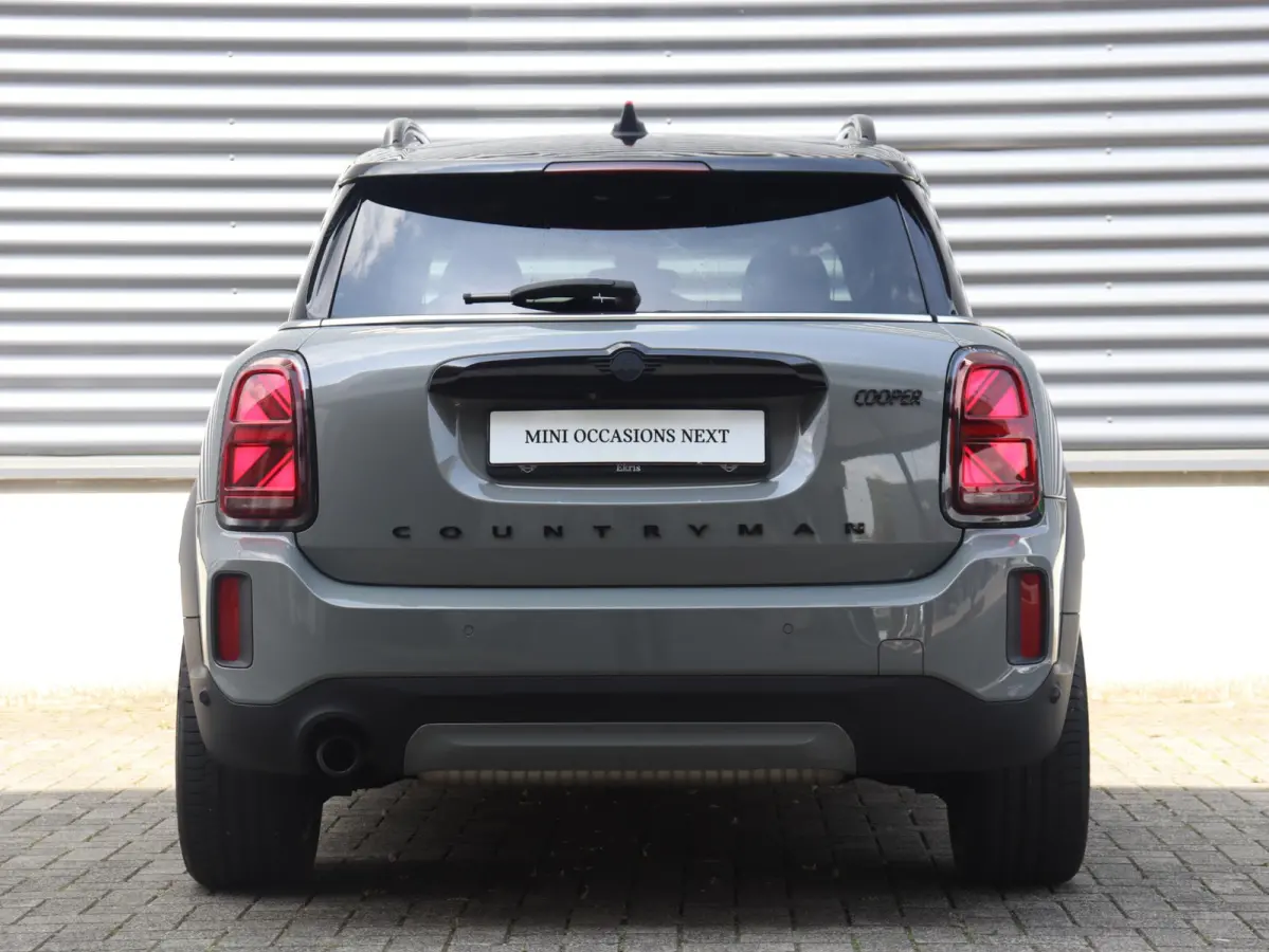Cooper | Classic + Panodak + Sportstoelen + Apple Carplay + Camera + Verwarmbare Voorstoelen + Comfort Access + Elektr. Achterklep + 18" LM Pin Spoke zwart