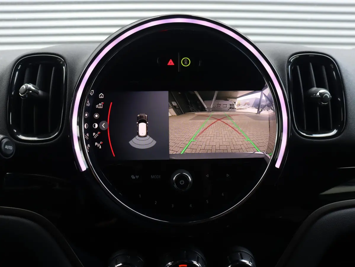 Cooper | Classic + Panodak + Sportstoelen + Apple Carplay + Camera + Verwarmbare Voorstoelen + Comfort Access + Elektr. Achterklep + 18" LM Pin Spoke zwart
