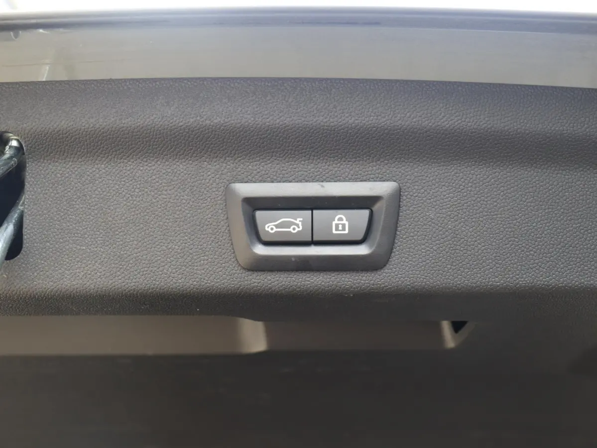 Cooper | Classic + Panodak + Sportstoelen + Apple Carplay + Camera + Verwarmbare Voorstoelen + Comfort Access + Elektr. Achterklep + 18" LM Pin Spoke zwart