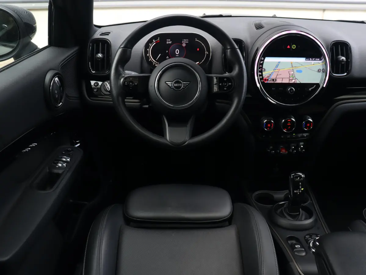 Cooper | Classic + Panodak + Sportstoelen + Apple Carplay + Camera + Verwarmbare Voorstoelen + Comfort Access + Elektr. Achterklep + 18" LM Pin Spoke zwart