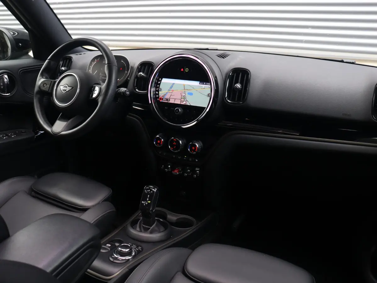 Cooper | Classic + Panodak + Sportstoelen + Apple Carplay + Camera + Verwarmbare Voorstoelen + Comfort Access + Elektr. Achterklep + 18" LM Pin Spoke zwart