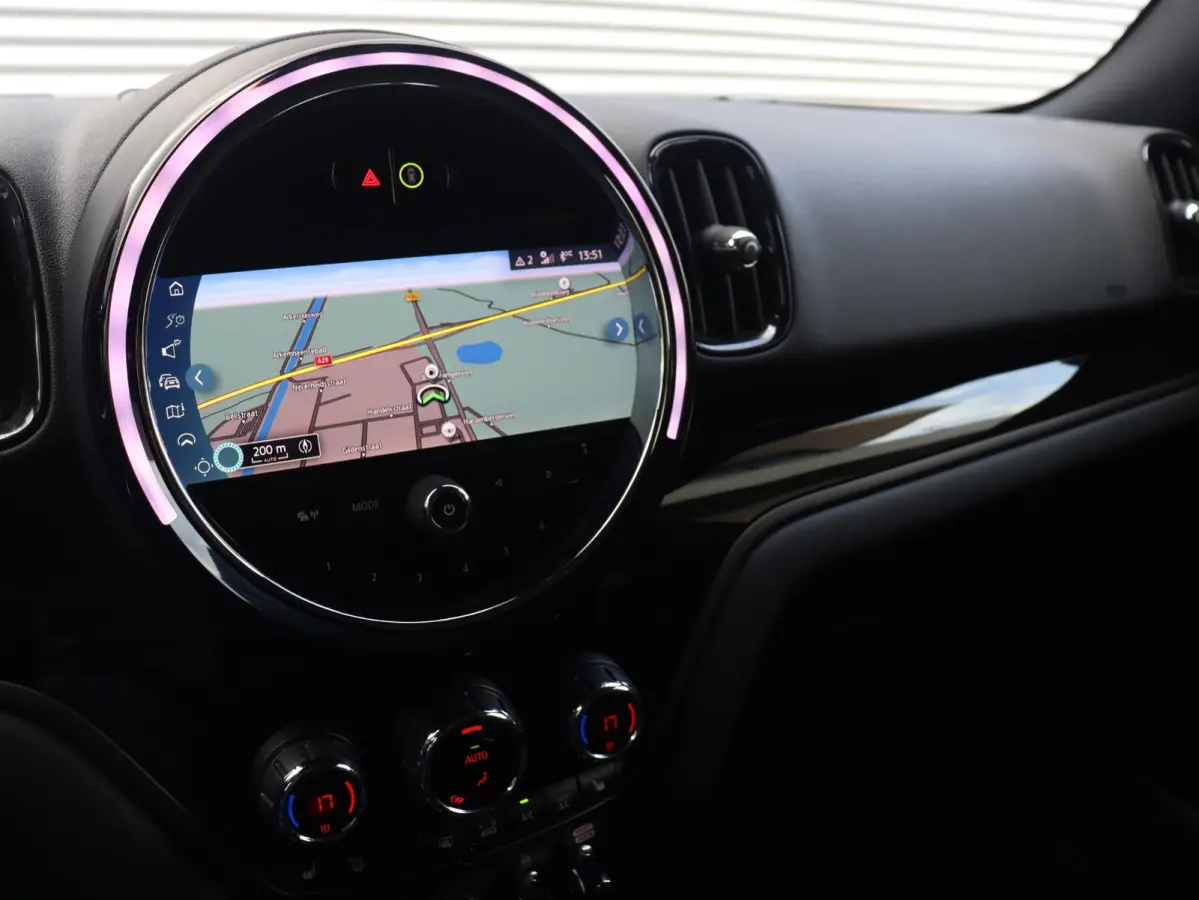 Cooper | Classic + Panodak + Sportstoelen + Apple Carplay + Camera + Verwarmbare Voorstoelen + Comfort Access + Elektr. Achterklep + 18" LM Pin Spoke zwart