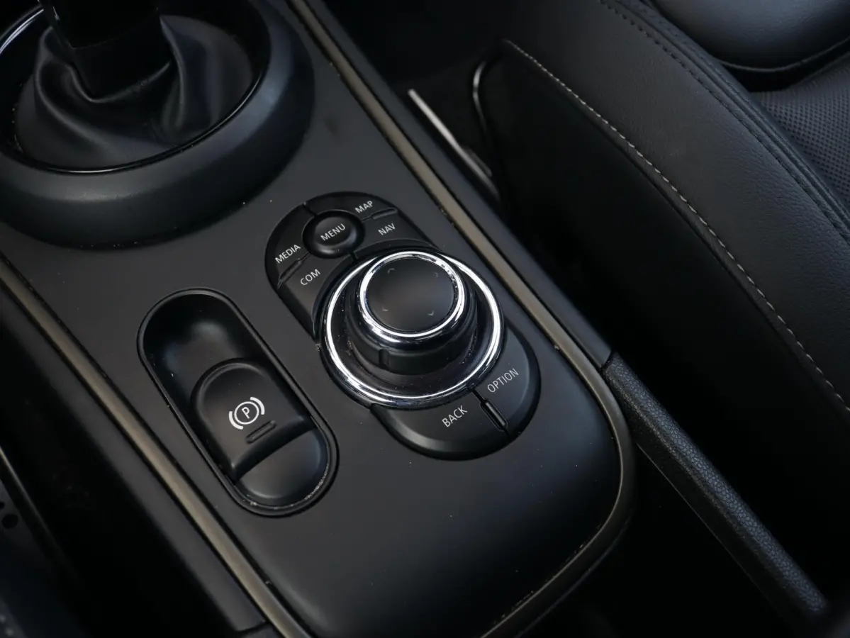 Cooper | Classic + Panodak + Sportstoelen + Apple Carplay + Camera + Verwarmbare Voorstoelen + Comfort Access + Elektr. Achterklep + 18" LM Pin Spoke zwart