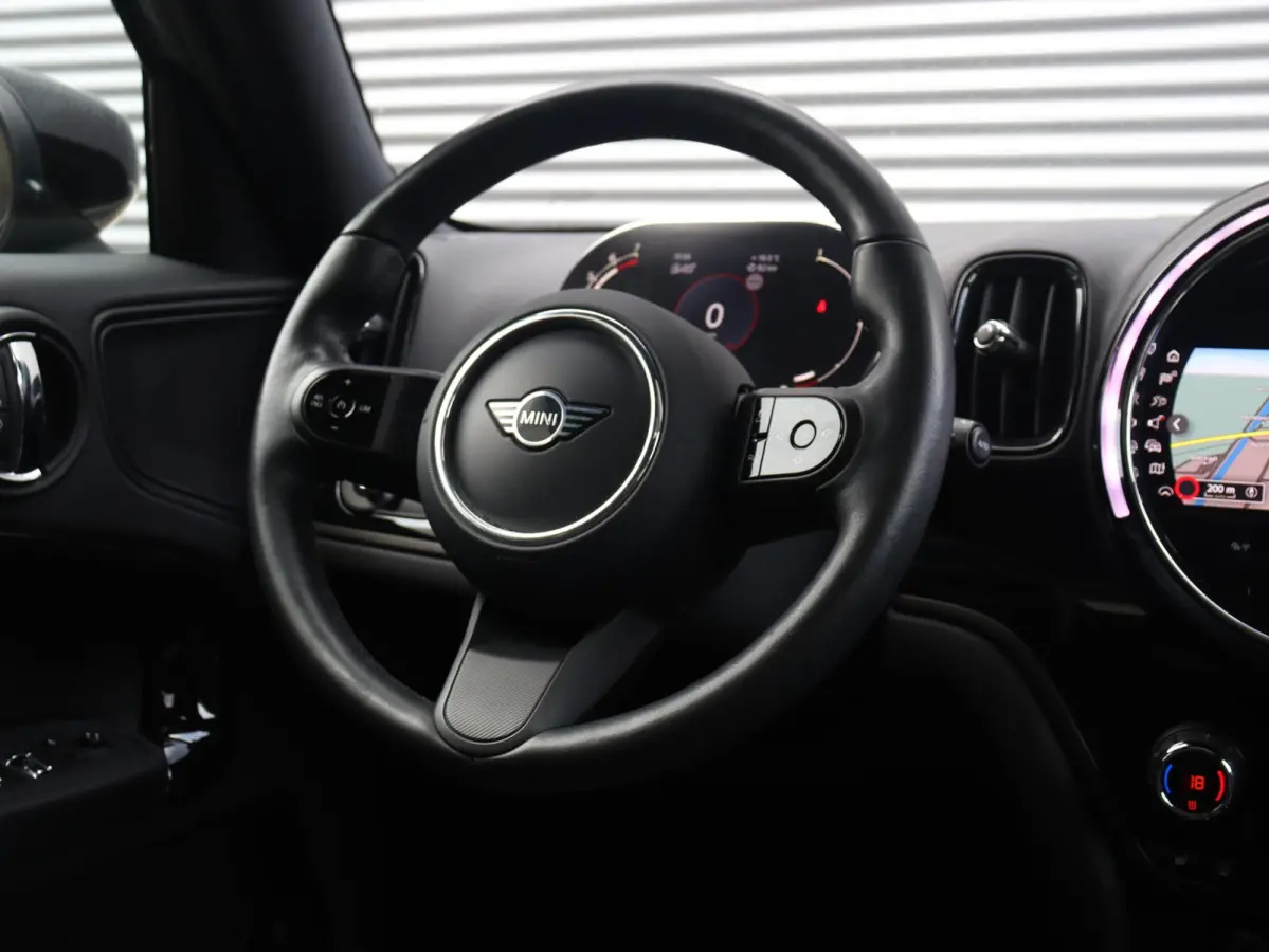 Cooper | Classic + Panodak + Sportstoelen + Apple Carplay + Camera + Verwarmbare Voorstoelen + Comfort Access + Elektr. Achterklep + 18" LM Pin Spoke zwart