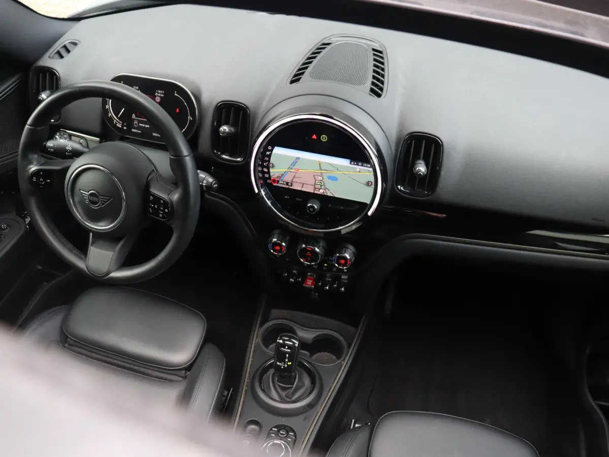 Cooper | Classic + Panodak + Sportstoelen + Apple Carplay + Camera + Verwarmbare Voorstoelen + Comfort Access + Elektr. Achterklep + 18" LM Pin Spoke zwart