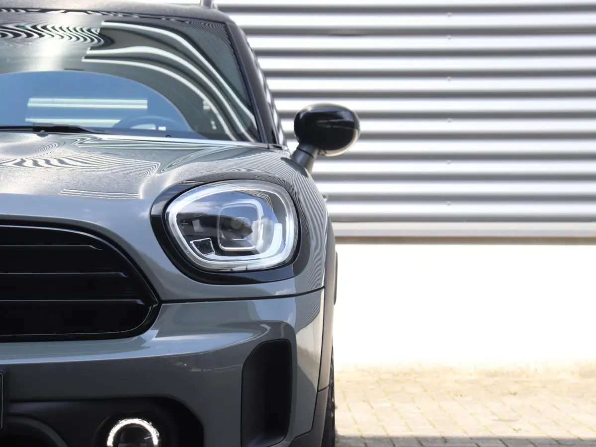 Cooper | Classic + Panodak + Sportstoelen + Apple Carplay + Camera + Verwarmbare Voorstoelen + Comfort Access + Elektr. Achterklep + 18" LM Pin Spoke zwart