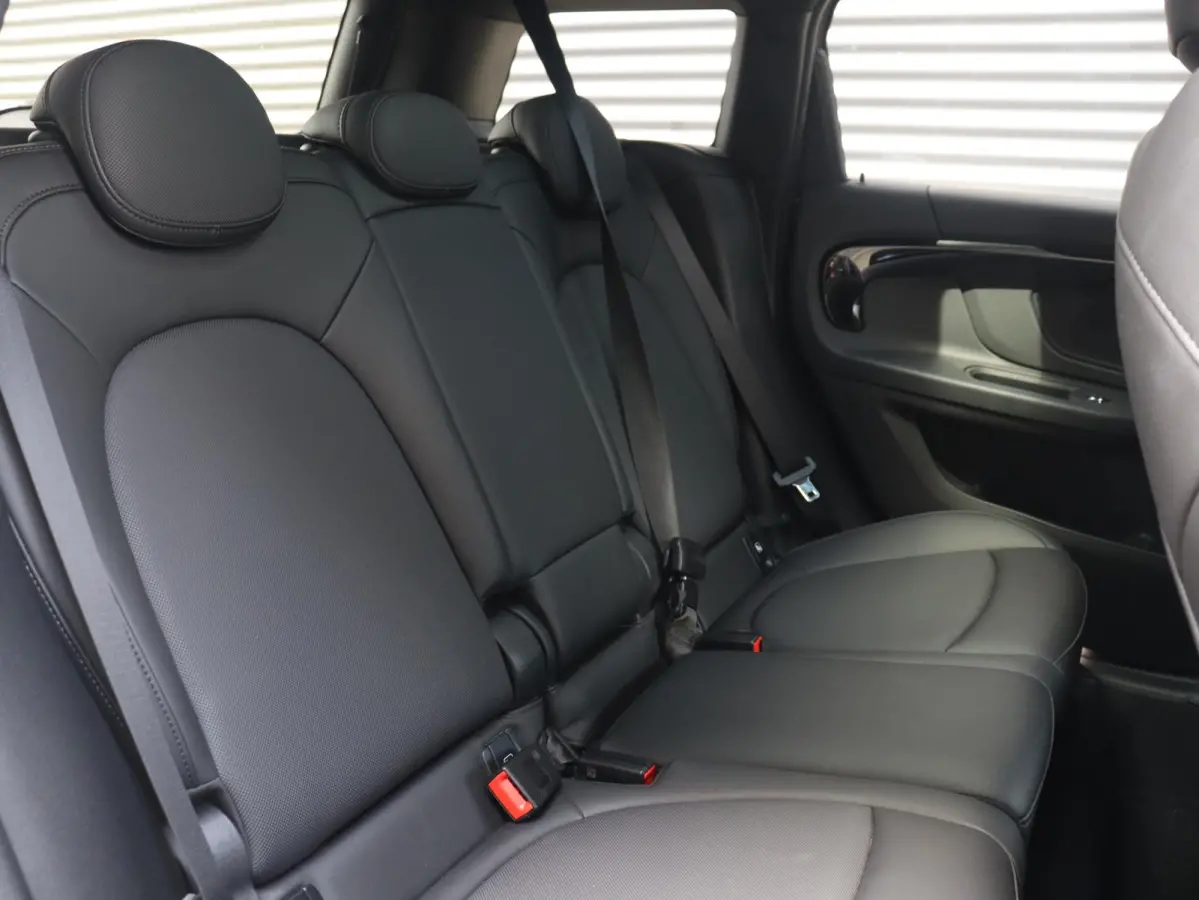 Cooper | Classic + Panodak + Sportstoelen + Apple Carplay + Camera + Verwarmbare Voorstoelen + Comfort Access + Elektr. Achterklep + 18" LM Pin Spoke zwart