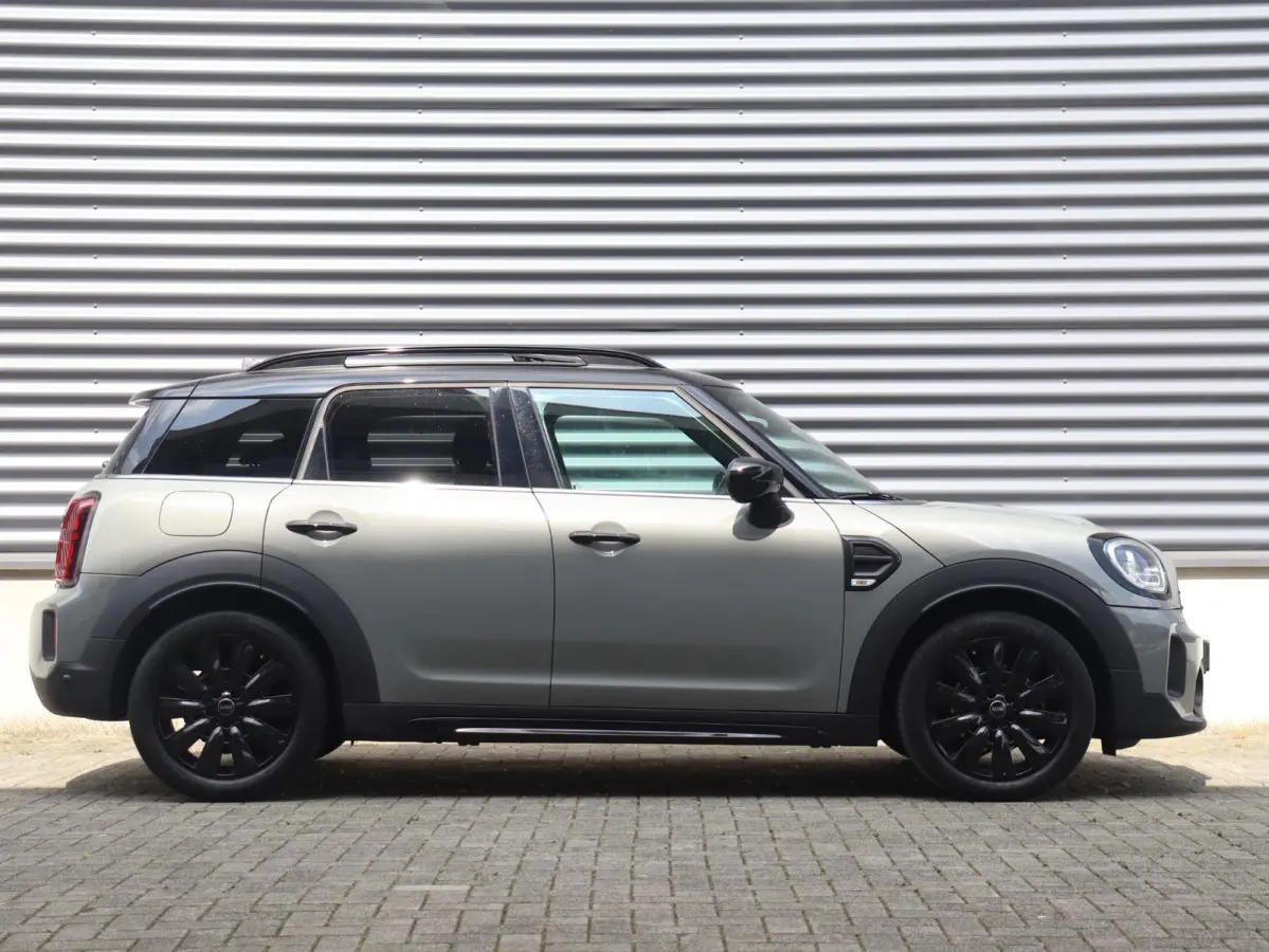 Cooper | Classic + Panodak + Sportstoelen + Apple Carplay + Camera + Verwarmbare Voorstoelen + Comfort Access + Elektr. Achterklep + 18" LM Pin Spoke zwart