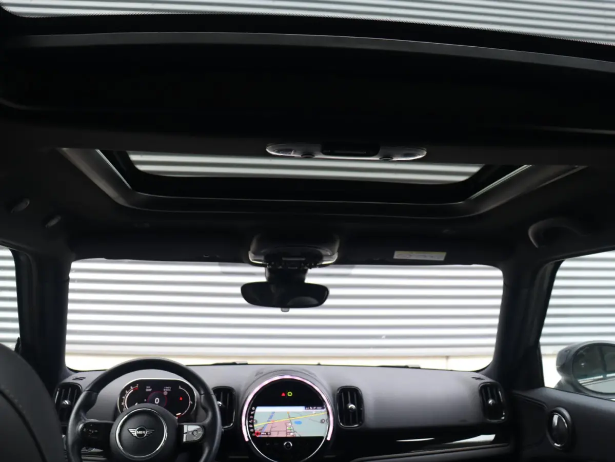Cooper | Classic + Panodak + Sportstoelen + Apple Carplay + Camera + Verwarmbare Voorstoelen + Comfort Access + Elektr. Achterklep + 18" LM Pin Spoke zwart
