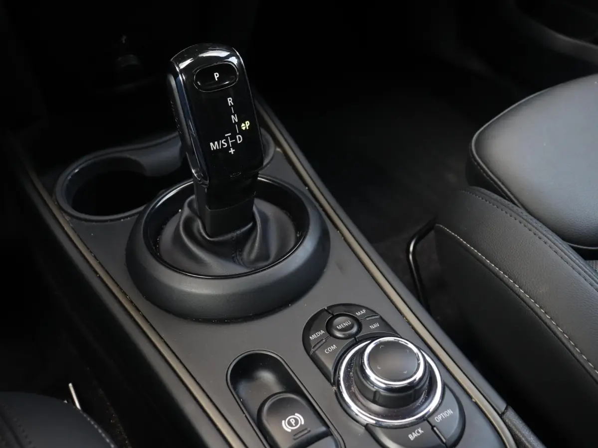 Cooper | Classic + Panodak + Sportstoelen + Apple Carplay + Camera + Verwarmbare Voorstoelen + Comfort Access + Elektr. Achterklep + 18" LM Pin Spoke zwart