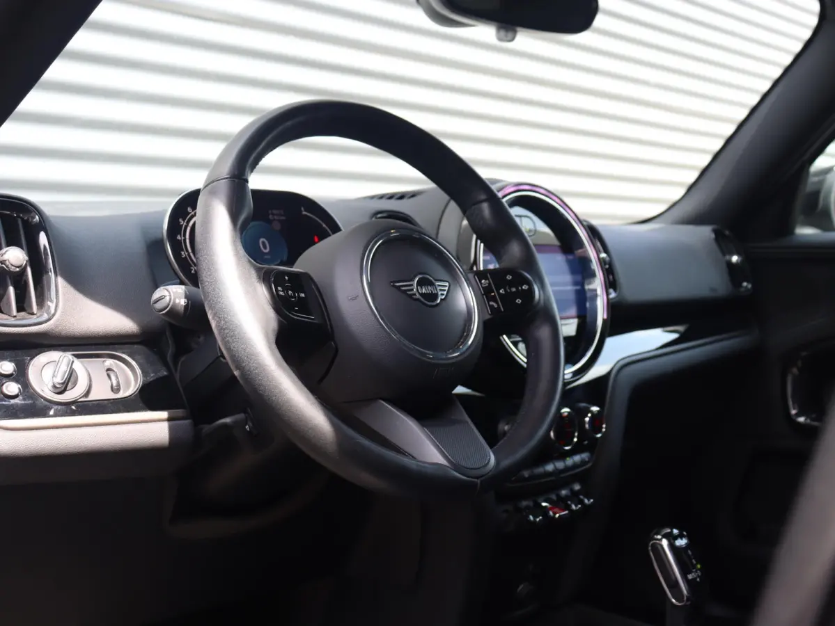 Cooper | Classic + Panodak + Sportstoelen + Apple Carplay + Camera + Verwarmbare Voorstoelen + Comfort Access + Elektr. Achterklep + 18" LM Pin Spoke zwart