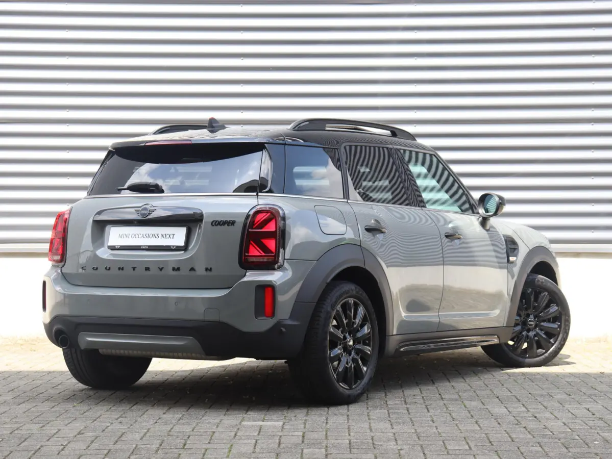 Cooper | Classic + Panodak + Sportstoelen + Apple Carplay + Camera + Verwarmbare Voorstoelen + Comfort Access + Elektr. Achterklep + 18" LM Pin Spoke zwart